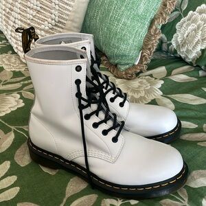 🤍🤍White Dr Air Wair Martens!!